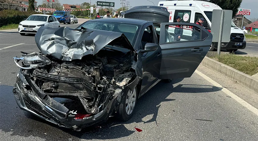 Hafif ticari araç ile otomobilin çarpıştığı kazada 2 kişi yaralandı