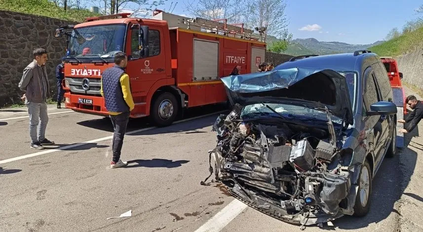 Ordu'da otomobil ile hafif ticari aracın çarpıştığı kazada 5 kişi yaralandı