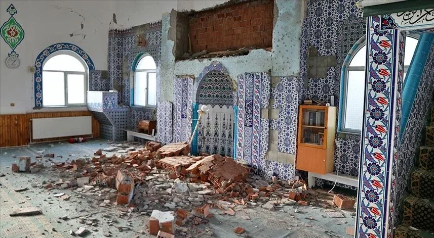 Depremde camiler ve kerpiç yapılar hasar gördü