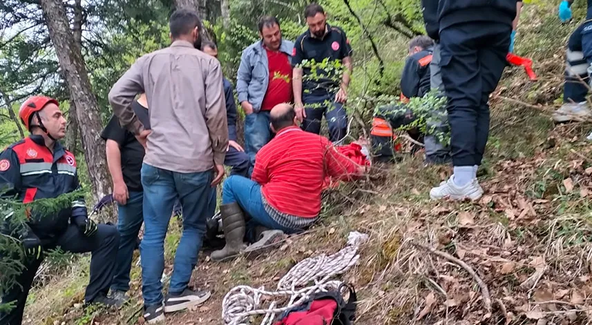 Ormanda çalışırken uçuruma yuvarlanan kişiyi itfaiye kurtardı
