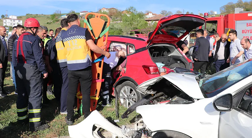 İki otomobilin çarpıştığı kazada 8 kişi yaralandı