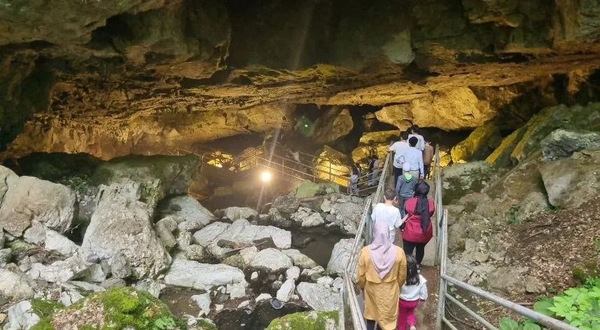 Düzce'de öğrenciler, Sarıkaya Mağarası'nı gezdi