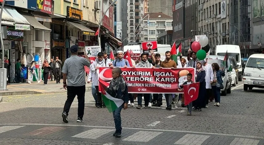 Rize'de sağlık çalışanları 'sessiz yürüyüş' ile İsrail'i protesto etti