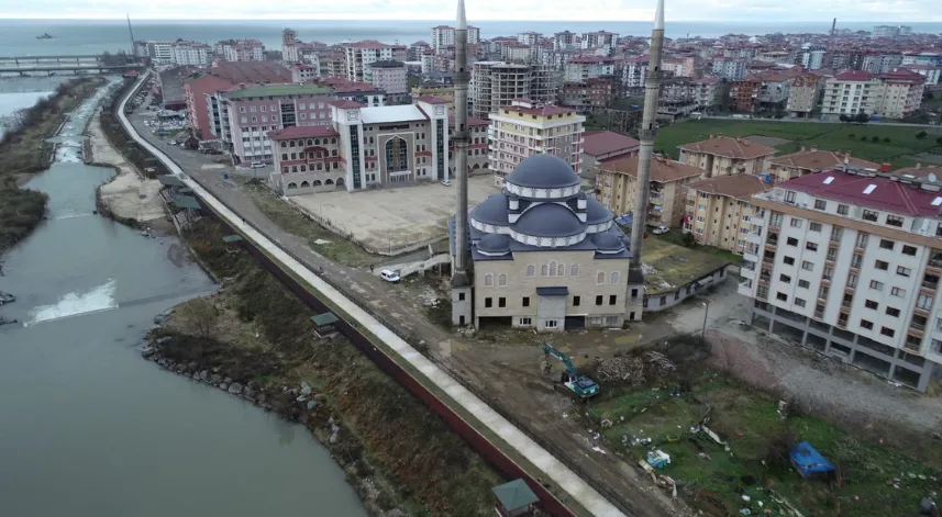 Ardeşen'de İnşaatı Yarım Kalan Cami İçin Kampanya Başlatıldı