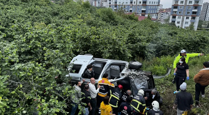 Hafif ticari aracın devrildiği kazada 5 kişi yaralandı