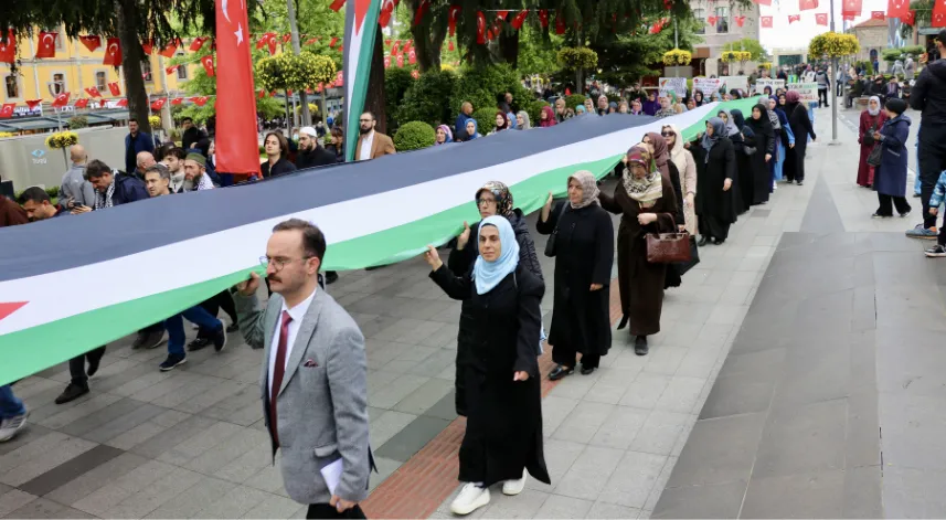 Filistin'e destek için yürüyüş ve oturma eylemi yapıldı