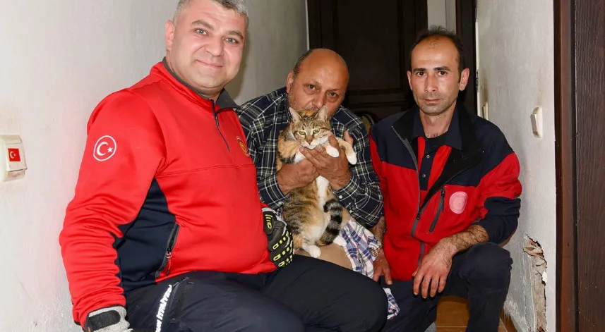 Apartman bacasına sıkışan kedi itfaiye tarafından kurtarıldı