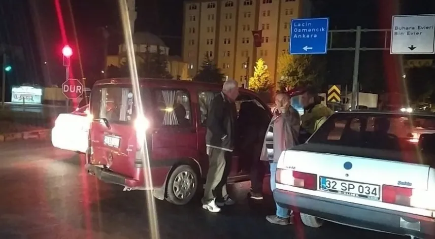 Hafif ticari araç ile otomobil çarpıştı, 3 kişi yaralandı