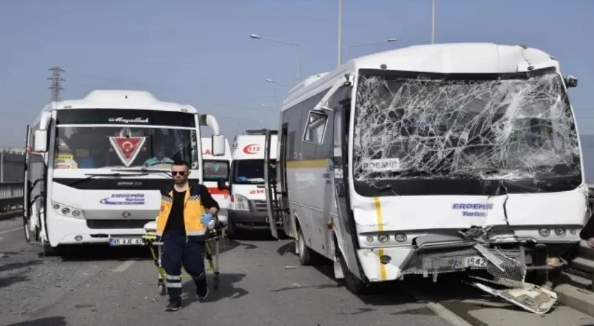 İki servis midibüsü ile otobüsün çarpışması sonucu 35 kişi yaralandı