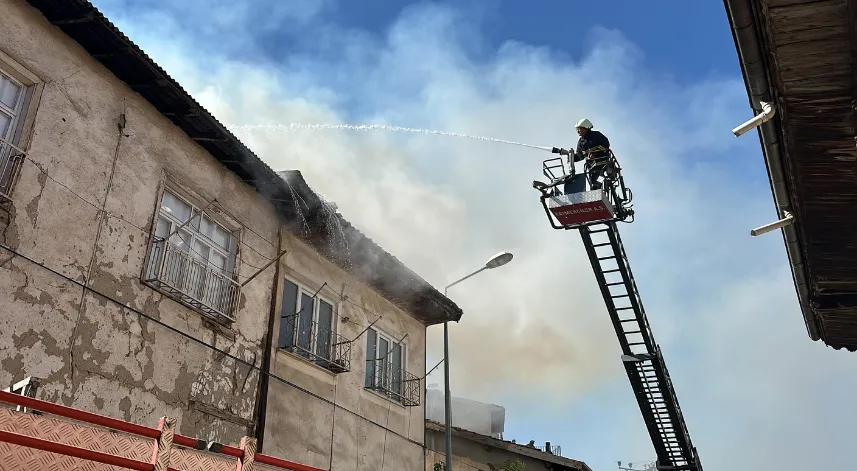 2 katlı ahşap evin çatısında çıkan yangın söndürüldü