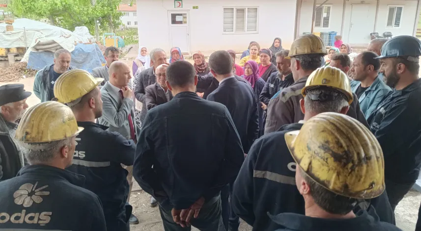 Maden işçilerinin 6 ay ücretsiz izne çıkarılması protesto ediliyor