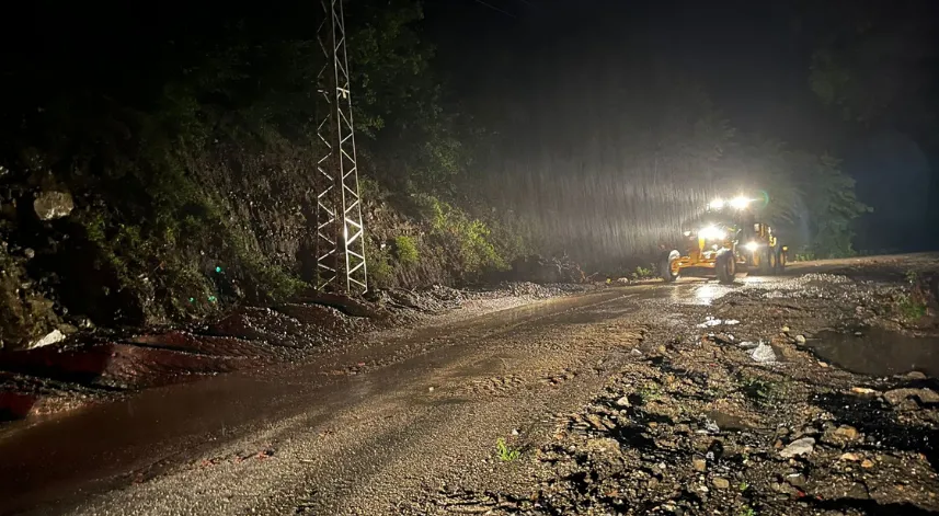 Sağanaktan etkilenen köy yolları ulaşıma açıldı