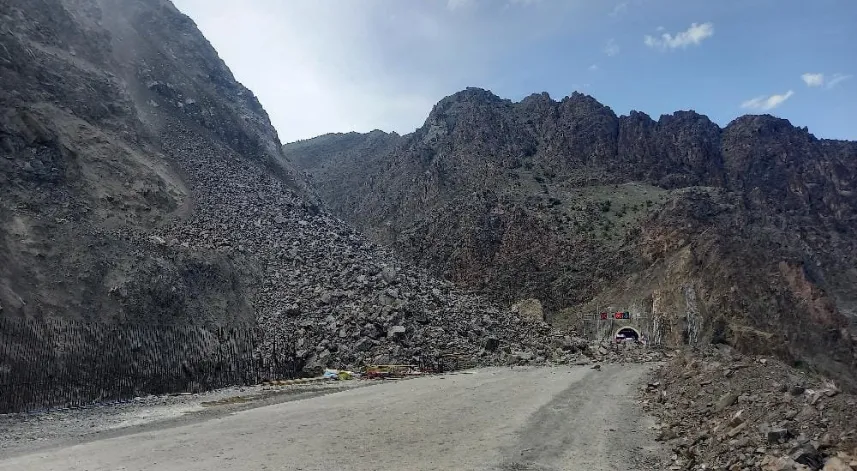 Artvin-Erzurum kara yolu tek şeritten kontrollü ulaşıma açıldı