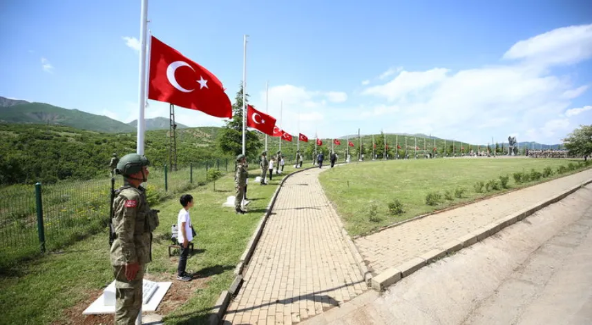 Teröristlerce şehit edilen silahsız 33 asker anıldı