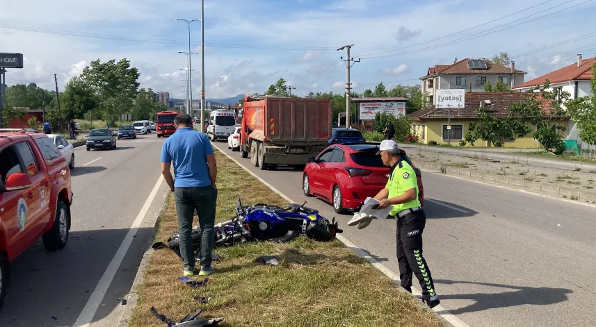 Minibüsle çarpışan motosikletin sürücüsü yaralandı