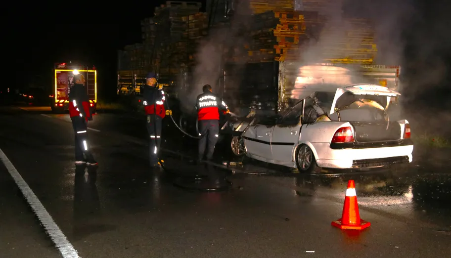 Tıra arkadan çarpan otomobilin sürücüsü öldü