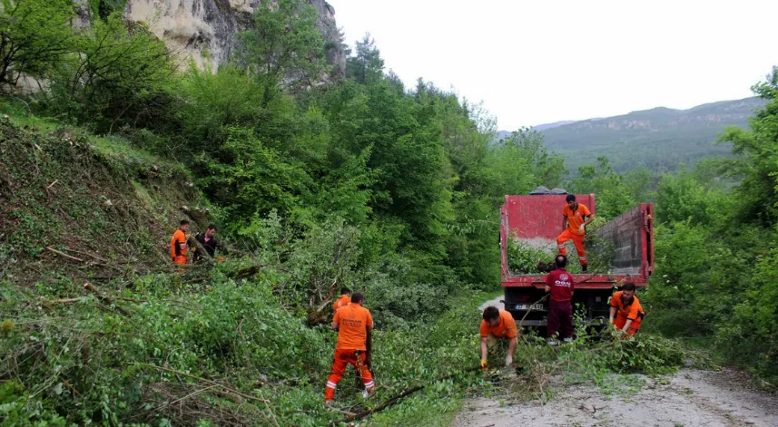 Tarihi kaya mezarlarında çevre temizliği yapıldı