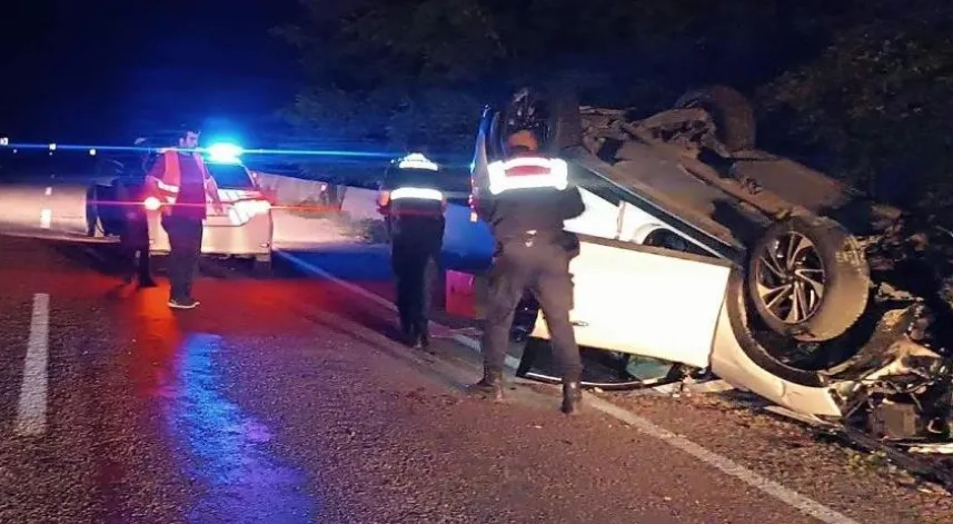 Beton bariyere çarparak devrilen otomobildeki 2 kişi yaralandı