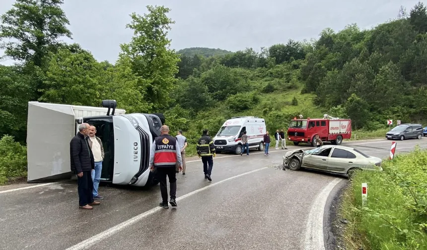 Kamyonetle otomobilin çarpıştığı kazada 4 kişi yaralandı