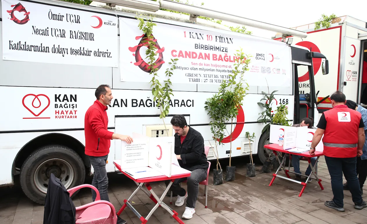 Giresun'da kan bağışçılarına meyve fidanı hediye edildi