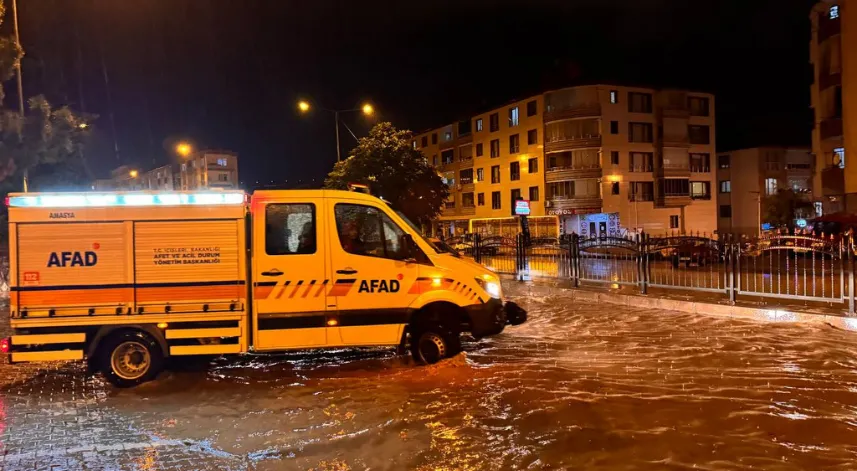 Amasya'da sağanak su baskınlarına neden oldu