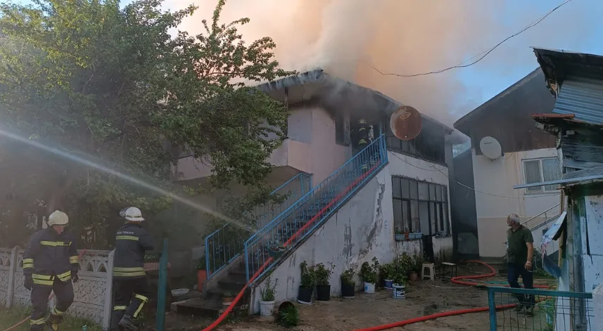 Bolu'da 2 katlı evde çıkan yangın hasara neden oldu