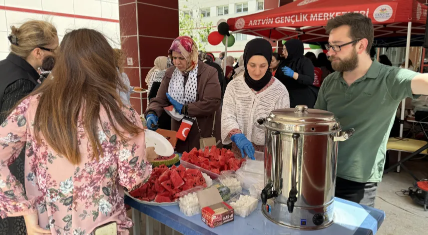 Artvin'de üniversite öğrencileri Filistin'e destek için kermes düzenledi