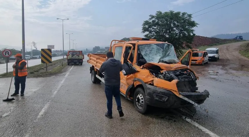 Sinop'ta kamyonetle tır çarpıştı, 3 kişi yaralandı