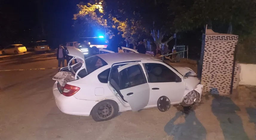 Duvara çarpan otomobildeki 1 kişi öldü, 3 kişi yaralandı