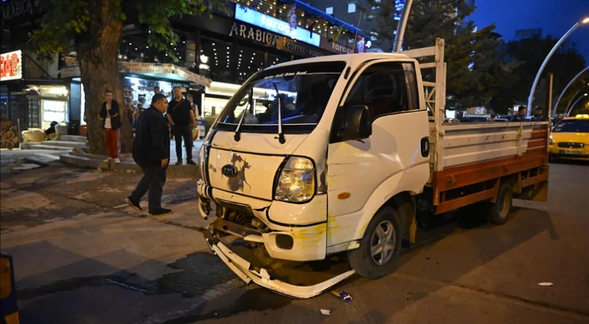 Kamyonetin çarptığı 11 araçta hasar meydana geldi