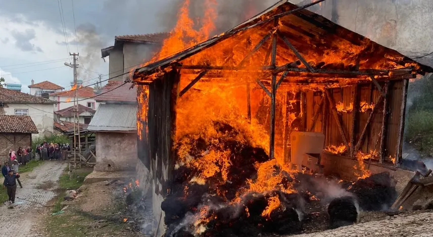 Çıkan yangında 2 ev kullanılamaz hale geldi