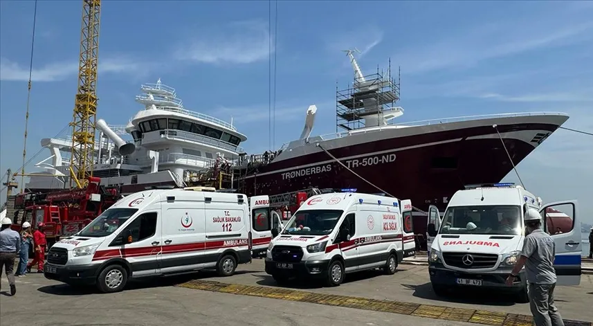 Gemide çıkan yangında yaralanan 4 personel hastaneye kaldırıldı