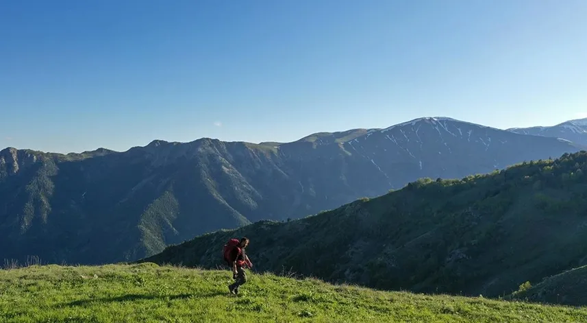 Rize-Erzurum sınırındaki zirveler doğaseverleri bekliyor