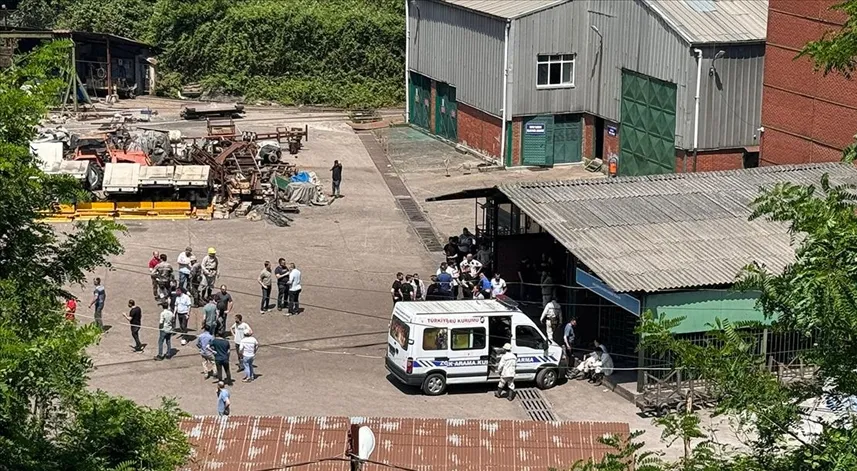 Maden ocağındaki göçükte mahsur kalan 2 işçiden 1'i hayatını kaybetti