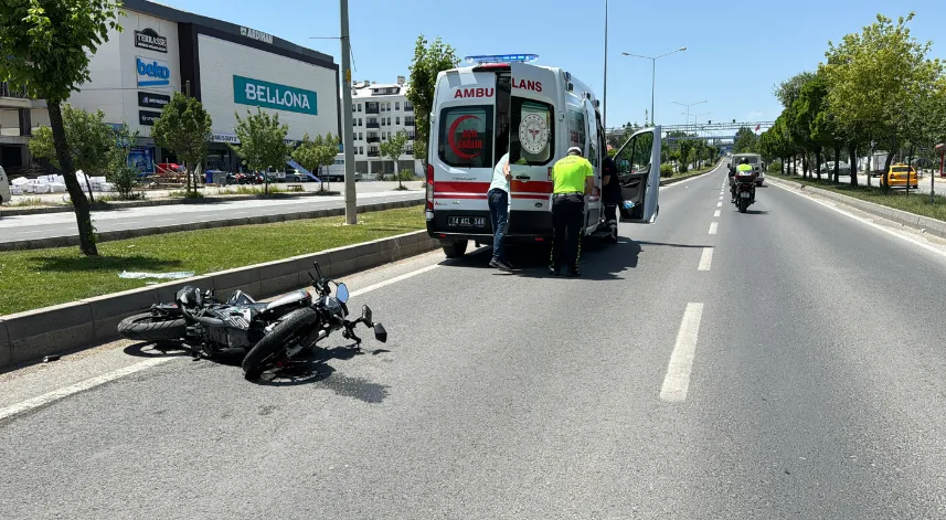 Otomobilin çarptığı motosikletin sürücüsü yaralandı