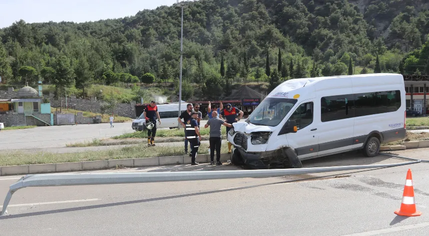 Elektrik direğine çarpan minibüsün sürücüsü yaralandı