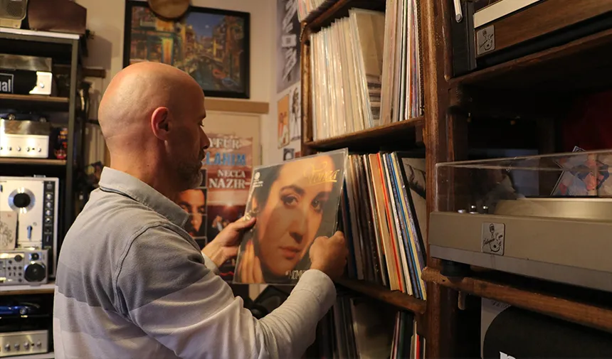 Hobi olarak toplamaya başladığı taş plaklar ile koleksiyoner haline geldi   