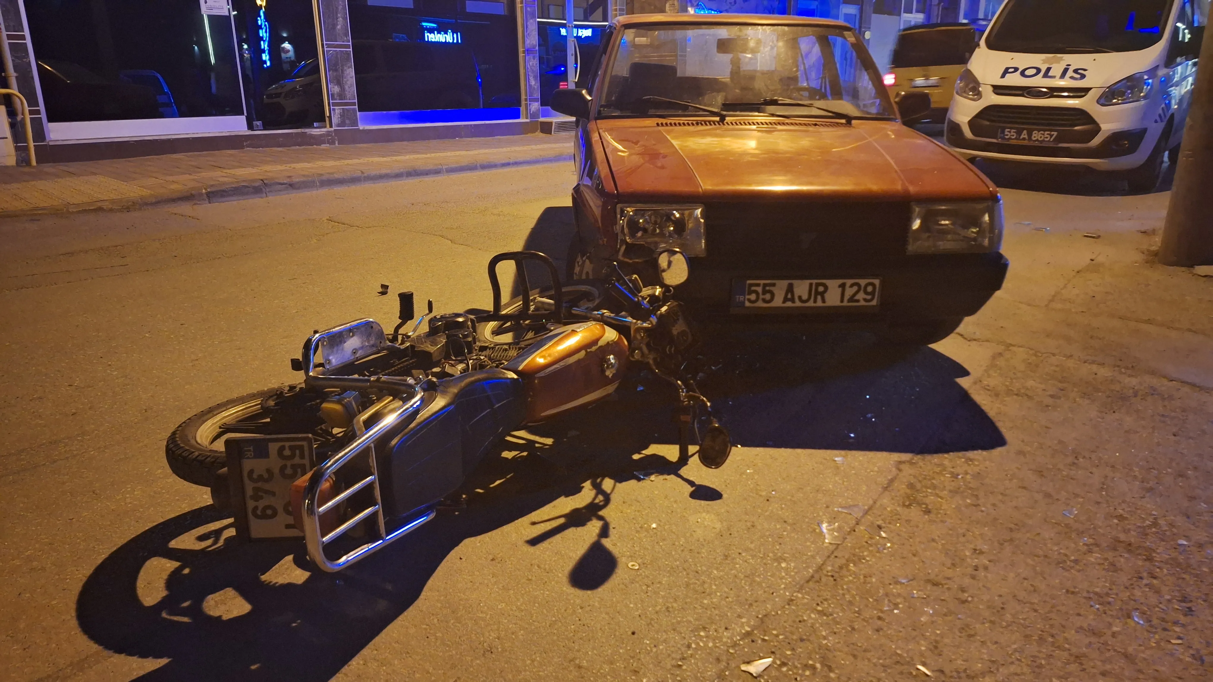 Otomobille çarpışan motosiklet sürücüsü yaralandı