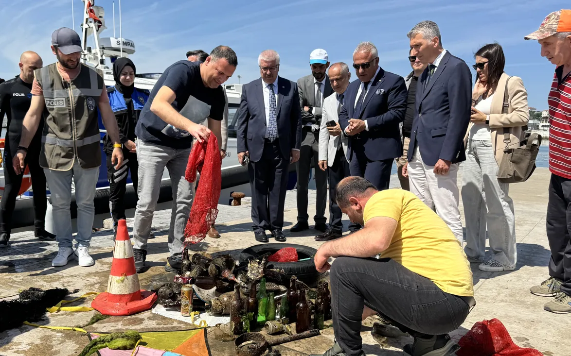 Denizden uçurtma, plastik duba ve şişe çıkarıldı