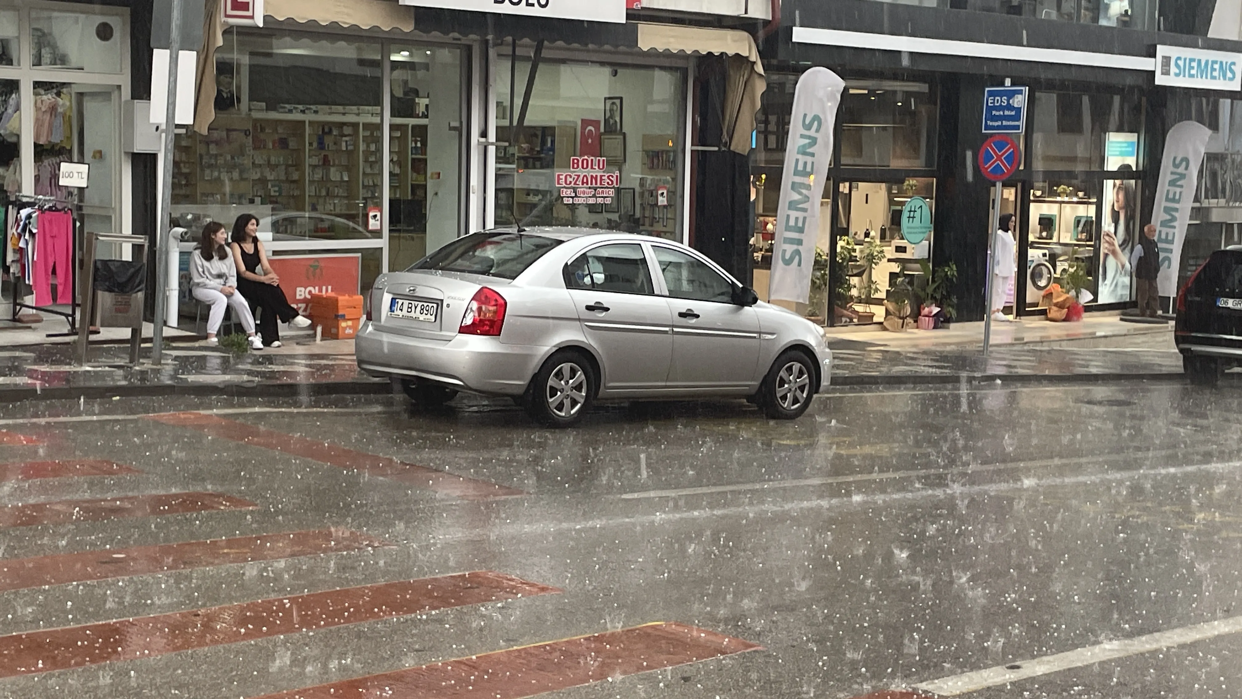 Bolu'da sağanak ve dolu etkili oldu