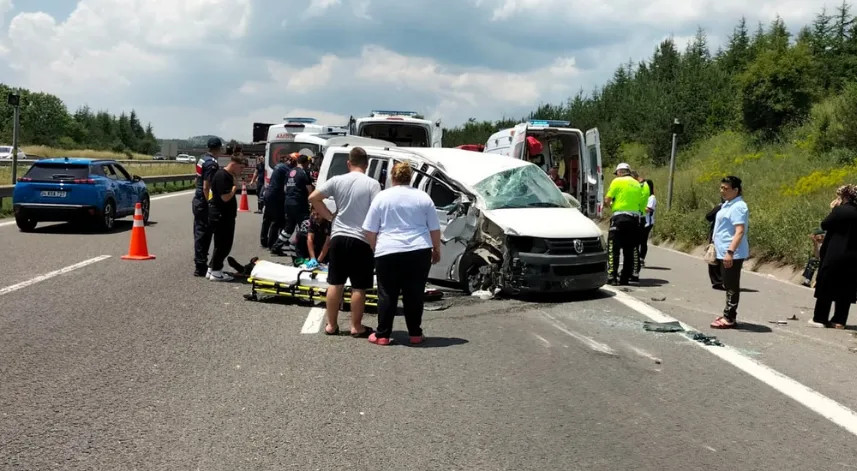 Takla atan minibüsteki 1 kişi öldü, 10 kişi yaralandı