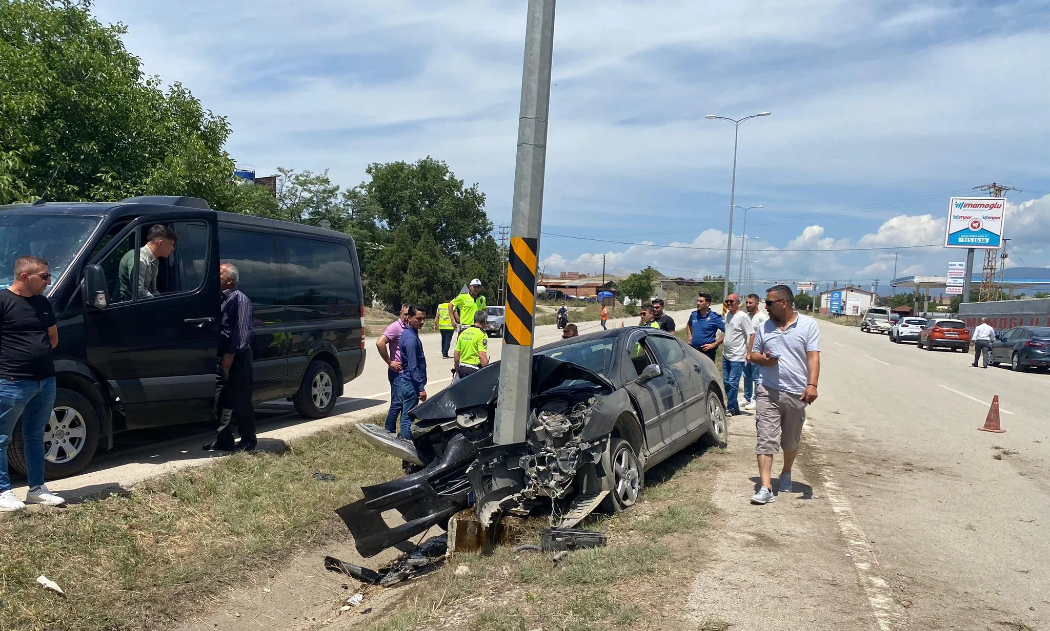 Aydınlatma direğine çarpan otomobildeki 5 kişi yaralandı