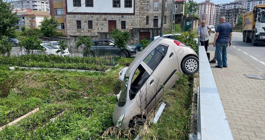 Rize'de araç bariyerleri aşarak bahçe ile kaldırım arasında asılı kaldı