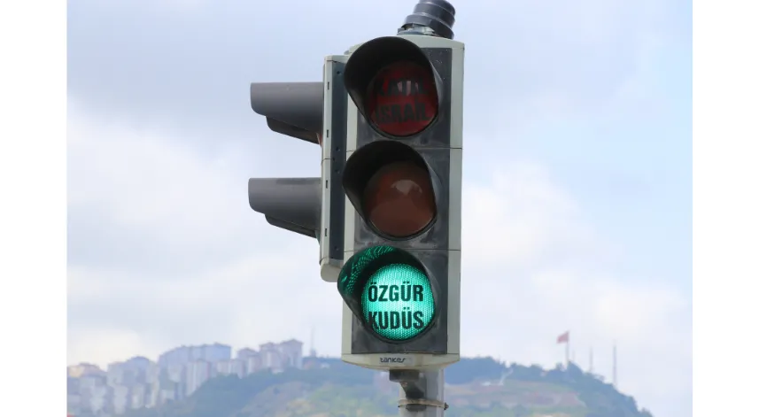 Trabzon'da İsrail trafik ışıklarıyla protesto edildi