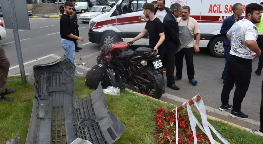 Trabzon'da hafif ticari araçla çarpışan motosikletteki 2 kişi yaralandı