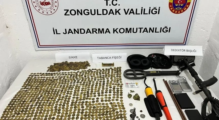 Tarihi eser niteliğinde 1277 sikke ile objeler ele geçirildi