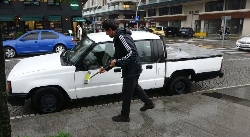 Bedava yağmur boşa gitmedi, aracını yıkadı