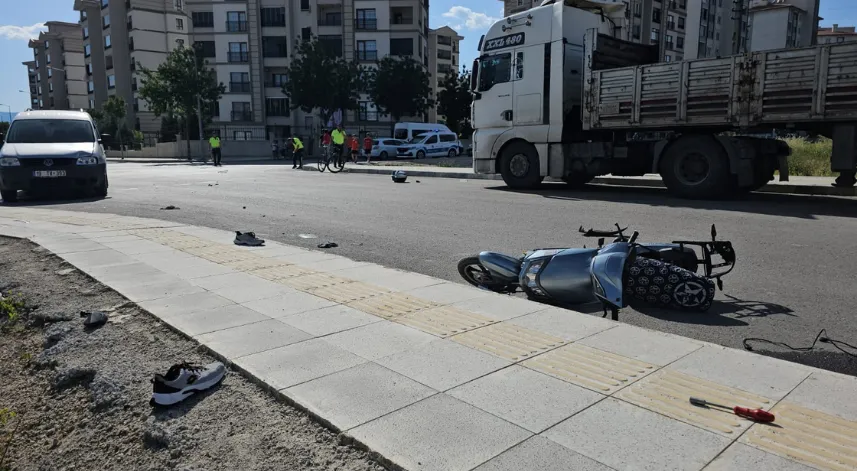 Hafif ticari araçla motosikletin kazası güvenlik kamerasınca kaydedildi