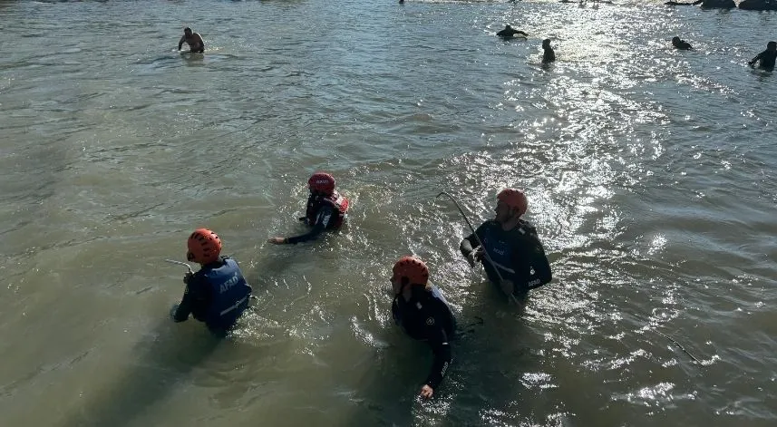 Rize'de akıntıya kapılan 4 çocuk kurtarıldı