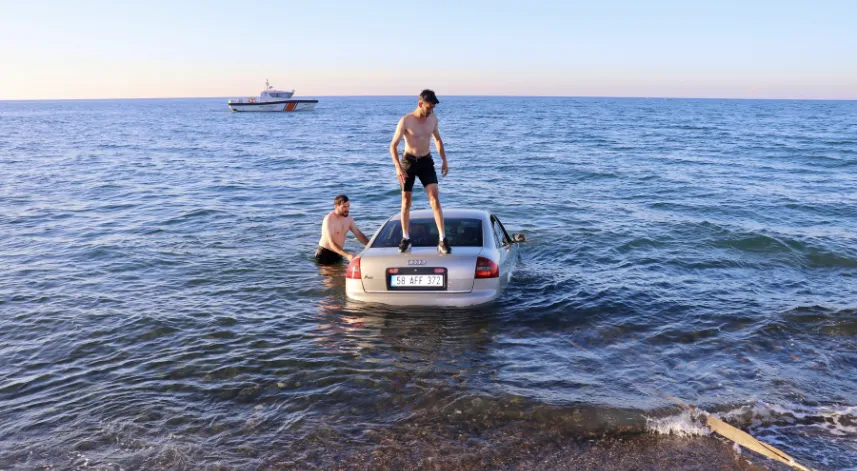 Denize düşen otomobilin sürücüsünü vatandaşlar kurtardı